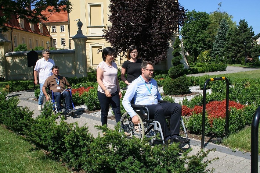 Prezydenci Rybnika wczuli się w rolę niepełnosprawnych. Wsiedli do wózków inwalidzkich