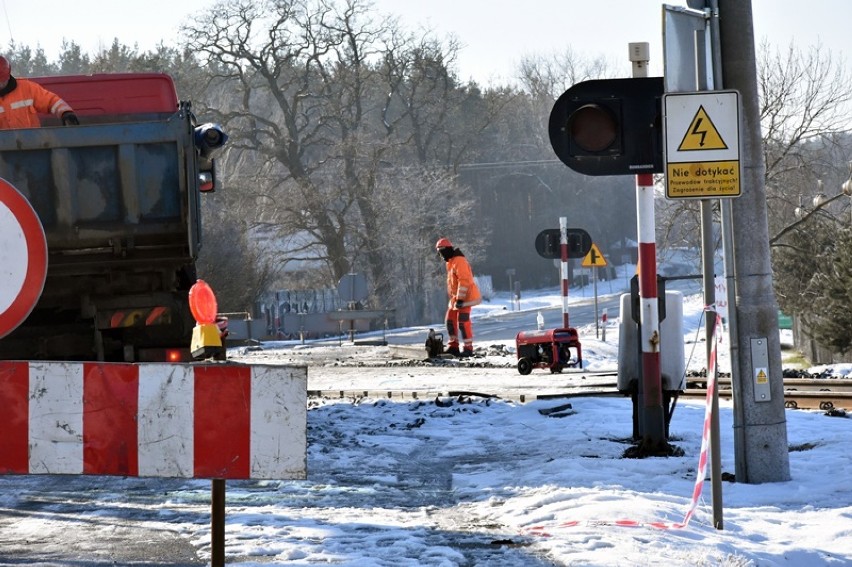 Przejazd kolejowy na ul. Legnickiej jest wciąż zamknięty [ZDJĘCIA]