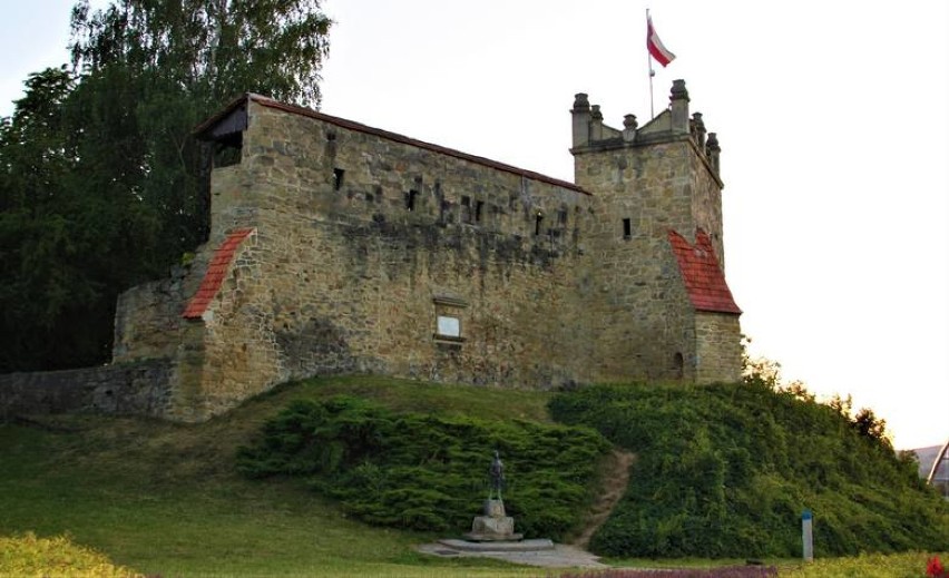 Ruiny zamku oraz Baszta Kowalska z czasów Kazimierza...