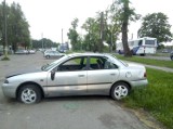 Wrak na parkingu przy głównej ulicy Wągrowca. Czy zostanie odholowany? 