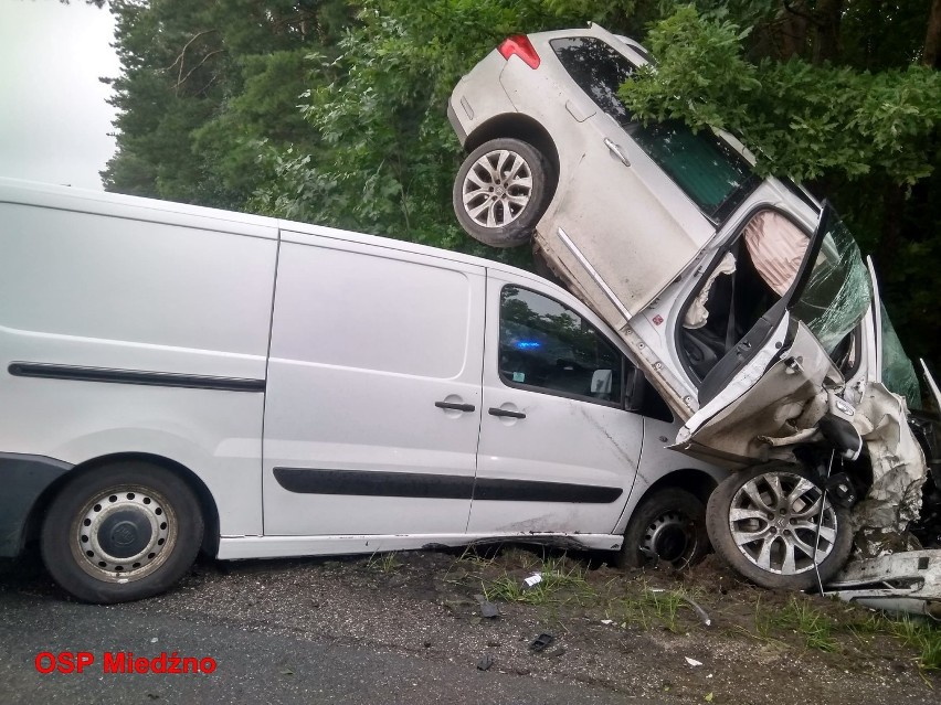Groźny wypadek w Miedźnie. Samochód jeden na drugim! ZDJĘCIA