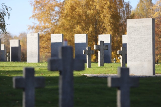 Cmentarz żołnierzy niemieckich w Siemianowicach Śląskich w przeddzień święta Wszystkich Świętych.