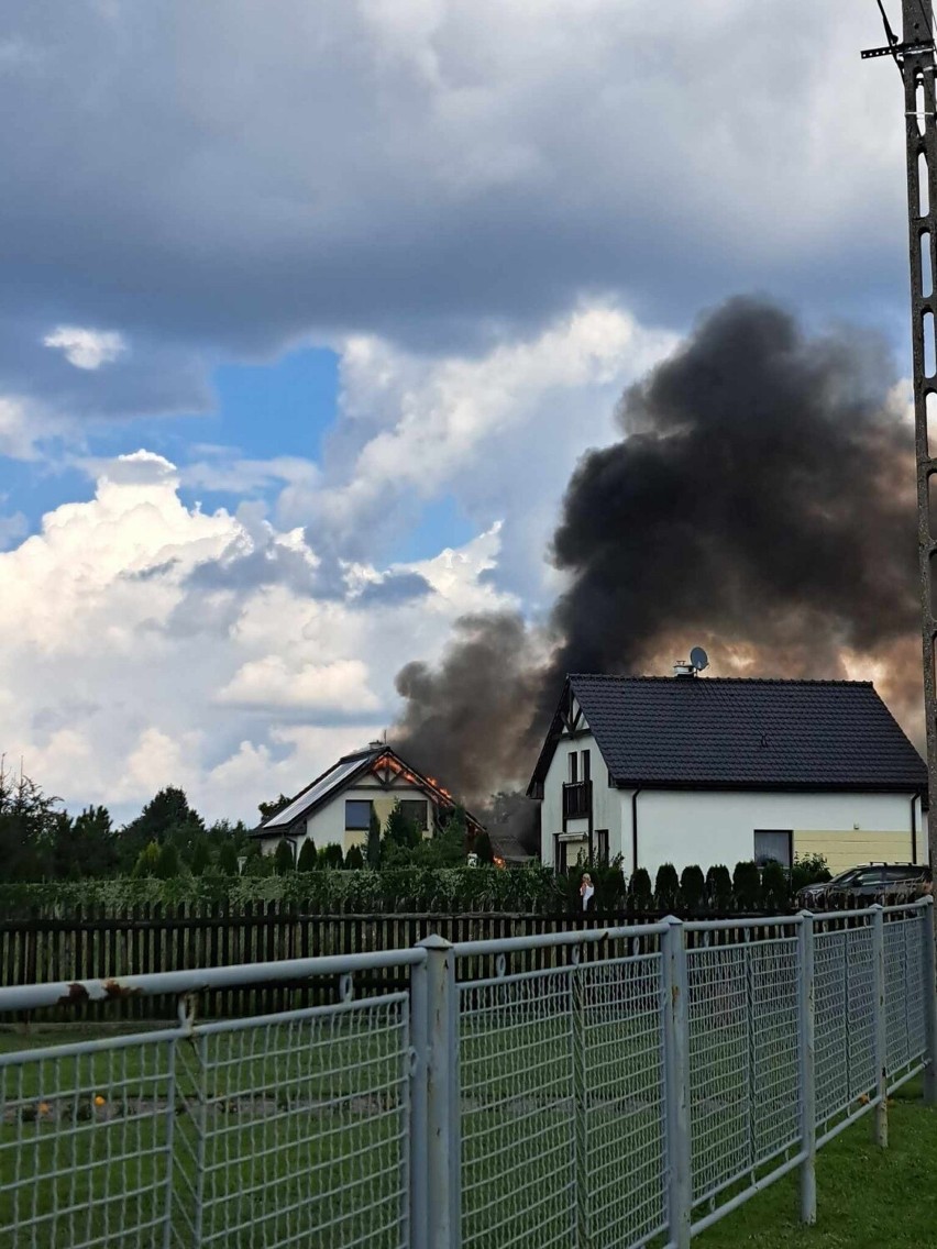 Pożar budynków w Sośnicowicach na ul. Granicznej. Na miejscu straż pożarna