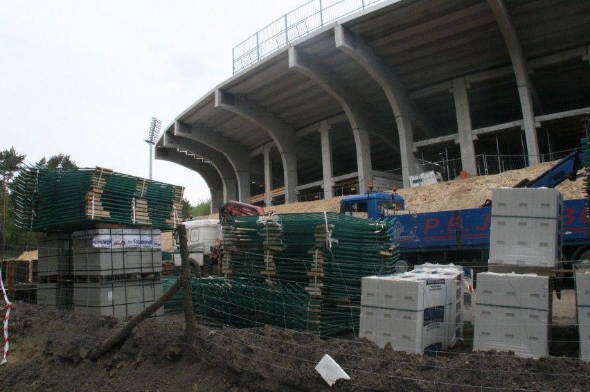 Rok 2010 - maj: Sezon żużlowy trwa, ale do zakończenia przebudowy stadionu jeszcze daleko