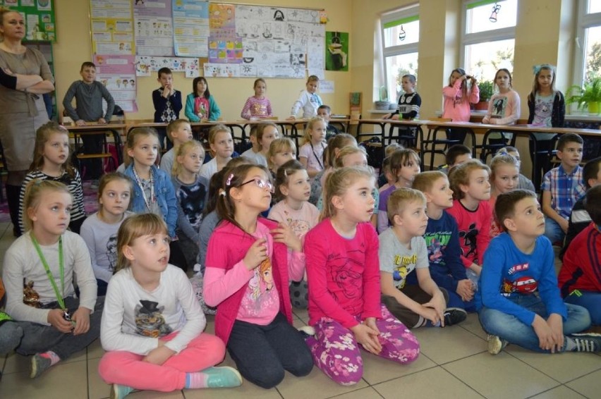 Uczniowie Szkoły Podstawowej w Radomicach wzięli udział akcji "zdrowo jem" [zdjęcia]
