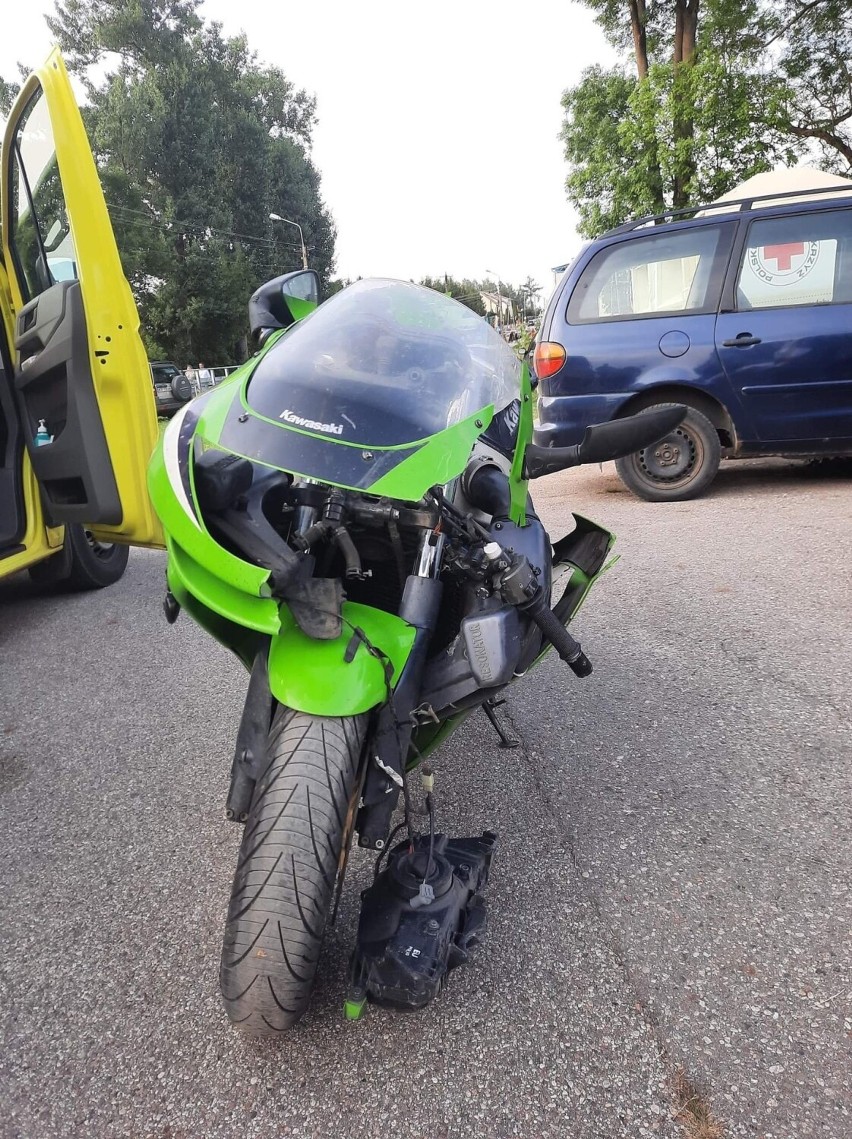 Motocyklista uderzył w toyotę. Do zdarzenia doszło w Wąsewie, 15.08.2022 