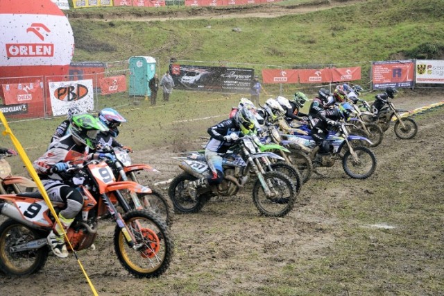 25-26.09.2021 (sobota-niedziela) MOTOCROSS
Tor motocrossowy "Górków"
Godzina: 10:30-17:00
Wstęp: bezpłatny.

Pierwsze w historii organizowane na głogowskiej ziemi zawody z cyklu mistrzostw Polski w cross country, będzie to ostatnia finałowa runda podczas której rozstrzygnięte zostaną wszystkie tytuły. Nowo powstała trasa łącznie z torem motocrossowym liczy dystans 7 kilometrów i zawiera liczne zjazdy i podjazdy oraz zróżnicowanie terenu tak więc zapowiada się ostra walka i wiele emocji.