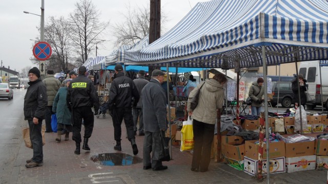 W dni targowe sprzedawców kontrolują nie tylko strażnicy miejscy, ale także funkcjonariusze policji.