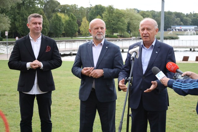 Od prawej - Jan Kuriata, starosta Krzysztof Lis i Roman Biłas, szef sztabu wyborczego Jana Kuriaty