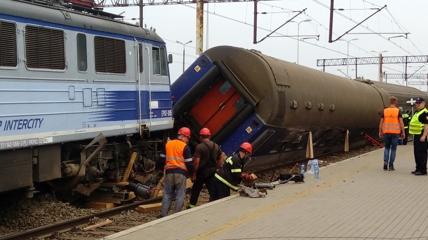Wypadek kolejowy w Smętowie Granicznym. Zderzyły się pociągi osobowy i towarowy. Są ranni [ZDJĘCIA]