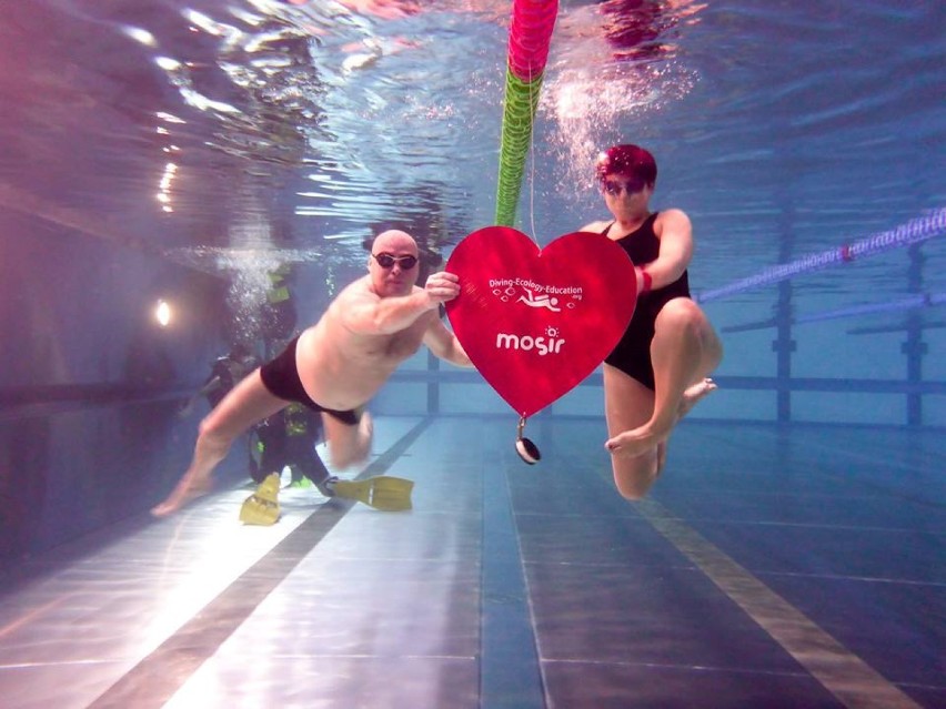 Walentynki pod wodą na basenie Opolu