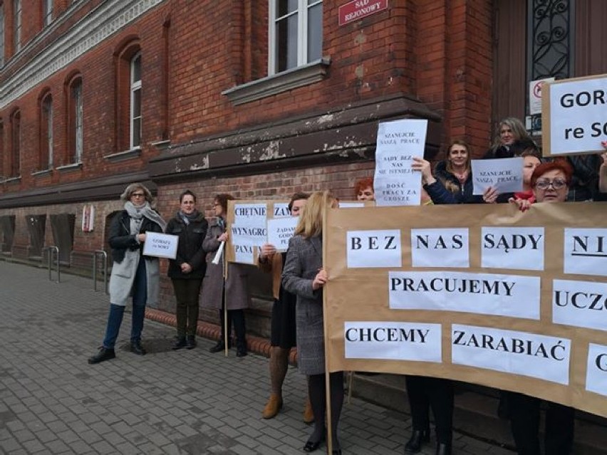 W piątek i w poniedziałek w czasie przerw o godz. 12.00...