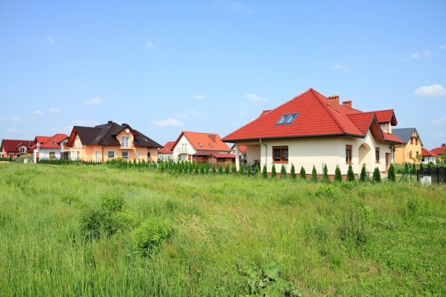 O domu na wsi marzy wielu Polaków, jednak koszty budowy z każdym rokiem rosną.