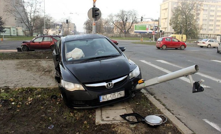 Dwie hondy zderzyły się na skrzyżowaniu al. Politechniki i...