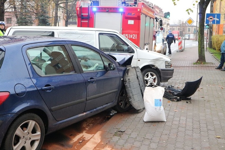 Kolizja na skrzyżowaniu ulic: Piłsudskiego i Krakowskie Przedmieście. Są utrudnienia w ruchu[ZDJĘCIA