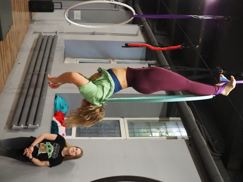 Aerial hoop wywodzą się ze szkoły cyrkowej, a w fitness...