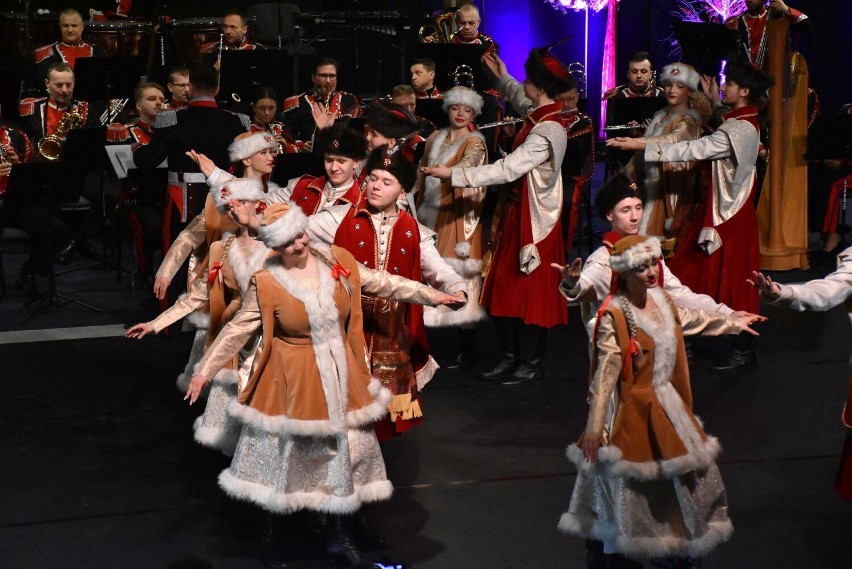 Jubileusz Zespołu Pieśni i Tańca "Malbork" [ZDJĘCIA cz. 3]. Łzy wzruszenia, gratulacje i podziękowania za ponad 20 lat działalności