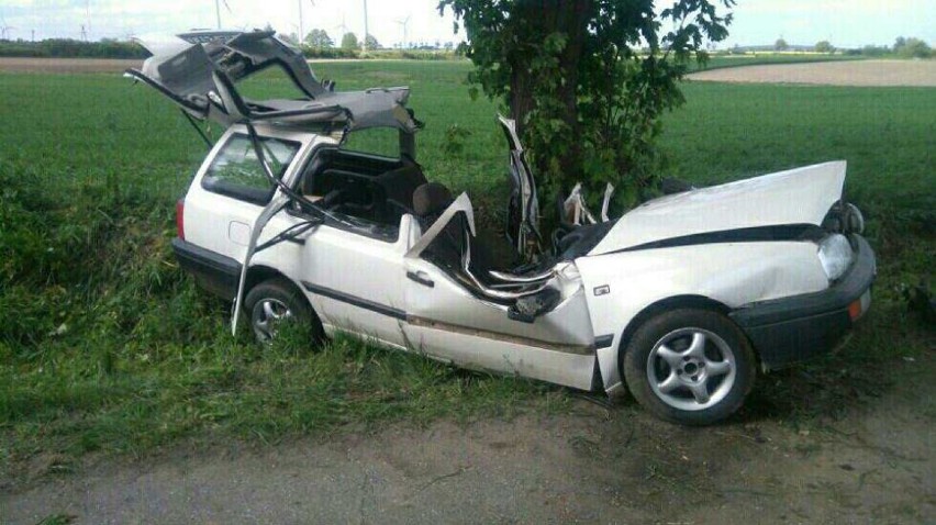 Volkswagenem uderzył w drzewo