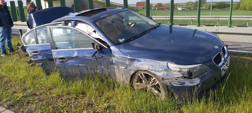 Groźnie wyglądająca kolizja w Nowinie. 19-latek kierujący BMW na łuku drogi stracił panowanie nad autem