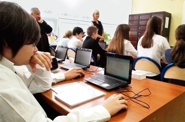 Zajęcia, podczas których na netbooku uczeń może przeprowadzać wirtualne doświadczenia, są ciekawsze niż zwykła lekcja