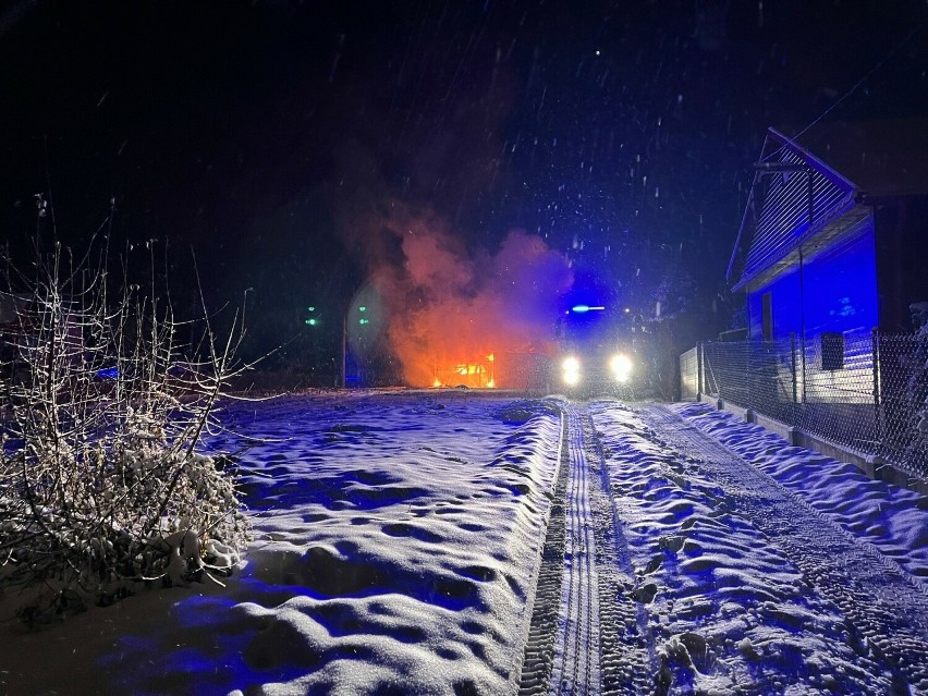 W pożarze garażu w Ostrowie pod Przemyślem spłonęły dwa samochody osobowe [ZDJĘCIA, WIDEO]
