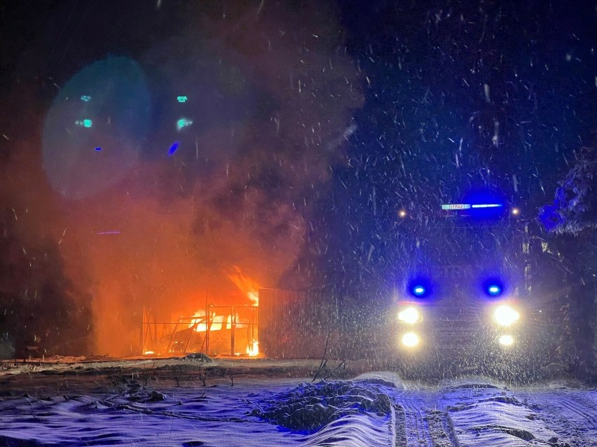 W pożarze garażu w Ostrowie pod Przemyślem spłonęły dwa samochody osobowe [ZDJĘCIA, WIDEO]