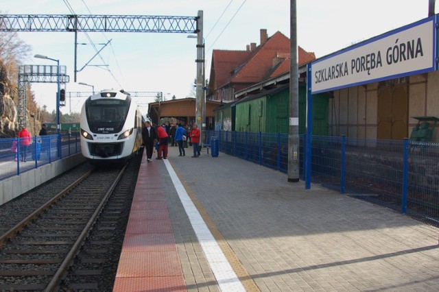 Coraz więcej podróżnych dociera do Szklarskiej Poręby pociągiem. jest szybko, wygodnie i bezpiecznie