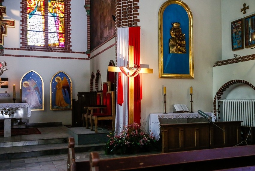 Wielkanoc 2020. Symboliczny krzyż z koroną cierniową w Wielką Sobotę w kościele św. Jerzego w Sopocie