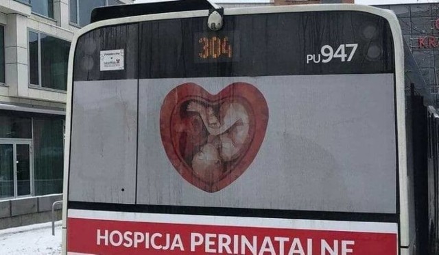 Plakat Fundacji Nasze Dzieci na autobusie MPK