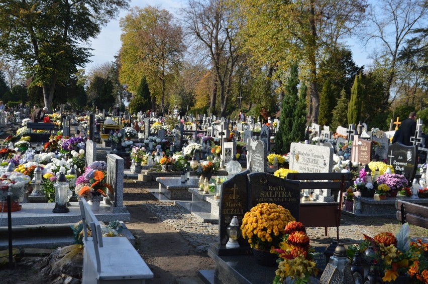 Cmentarz komunalny i parafialny w Żaganiu 1 listopada 2022