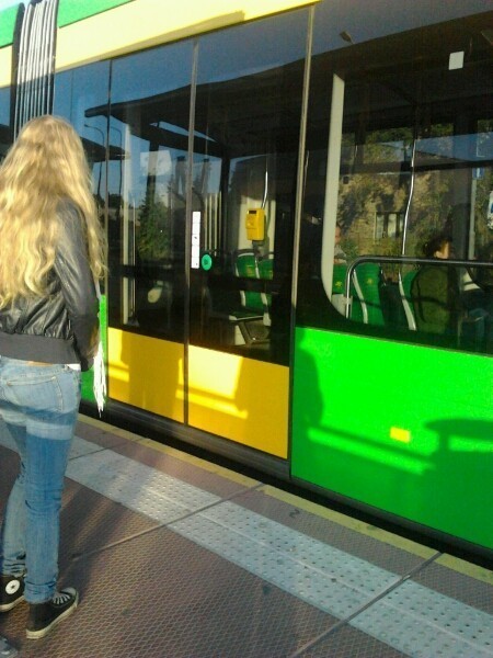 MPK Poznań - tramwaj nie pojechał, bo pasażer zniszczył drzwi