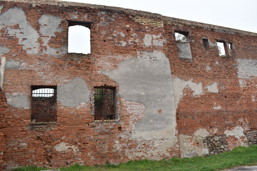 W jednym miejscu mur Zamku Piastowskiego się przechyla, w...