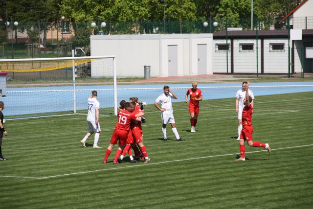 Warta Międzychód sensacyjnie pokonuje Mieszka Gniezno 2:1 (0:0).