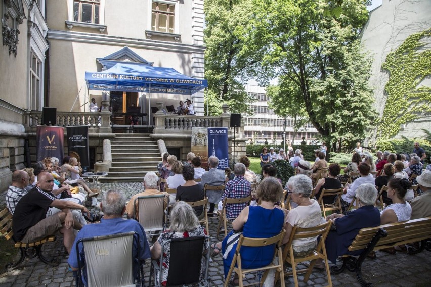 Zobacz, jak kiedyś bawiono się na salonach. Poczuj klimat...