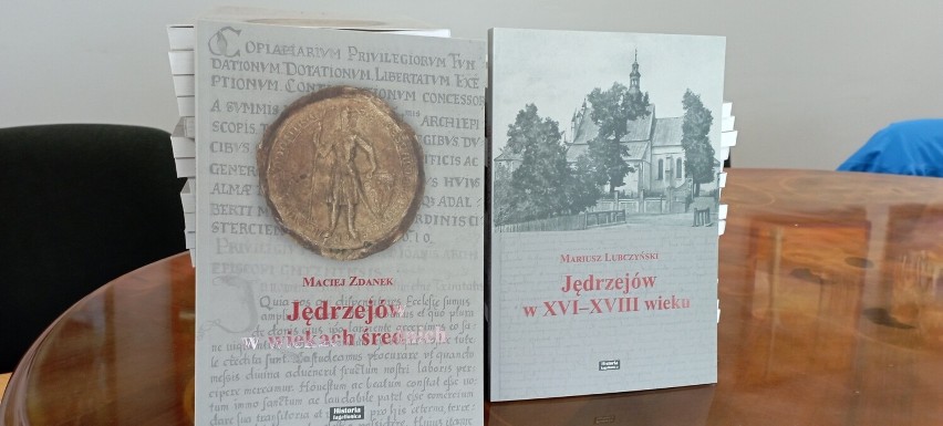 Spotkanie z autorami dwóch najnowszych tomów monografii historycznej Jędrzejowa. Zobaczcie zdjecia