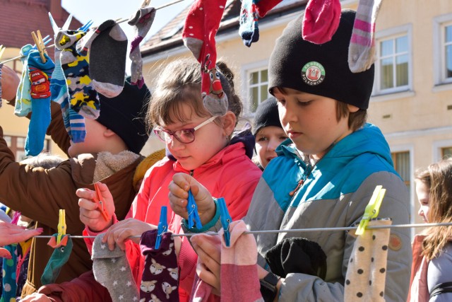 21 marca 2022 Światowy Dzień Zespołu Downa. Kolorowe skarpetki na polkowickim Rynku