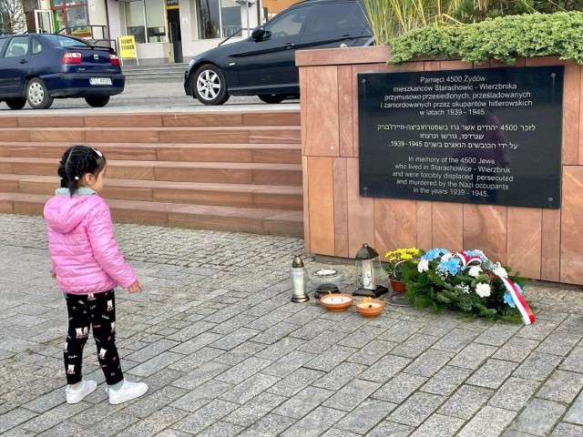 Przy pamiątkowej tablicy na Rynku w Starachowicach zapalono w piątek znicze