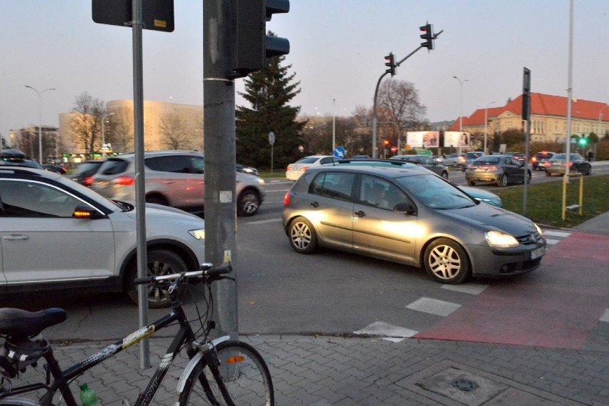 Znów drogowa pułapka i potężne korki w centrum Kielc. Drugi dzień koszmaru