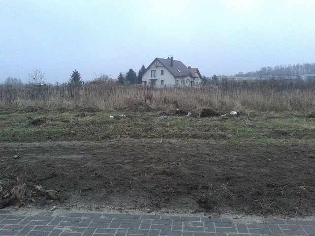 Mieszkańcy Krępca skarżą się na bałagan jaki pozostawiony został po budowie chodnika