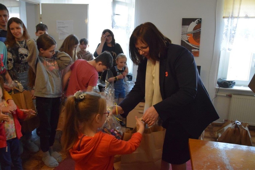 Kościan. Zajączek przyszedł do dzieci z Ukrainy