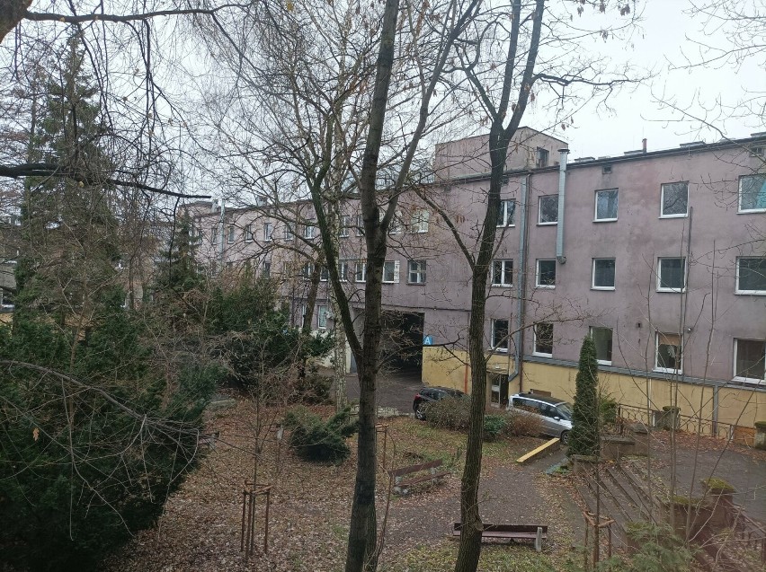 Zdjęcia dawnej siedziby szpitala MSWiA w Katowicach oraz...