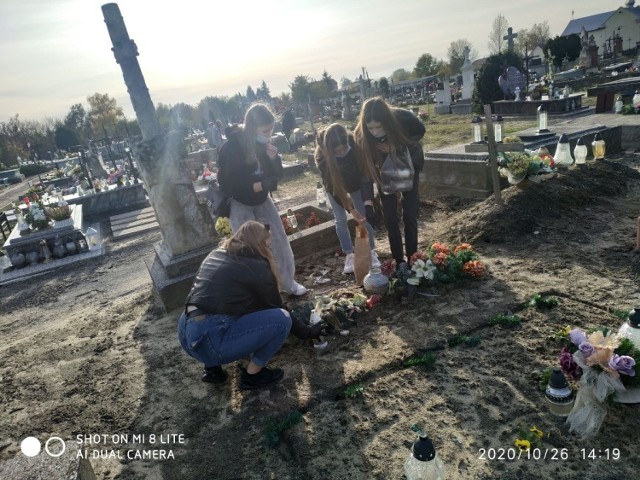 Uczniowie - wolontariusze ze Szkoły Podstawowej numer 2 w Jędrzejowie posprzątali zapomniane groby na cmentarzu Świętej Trójcy.