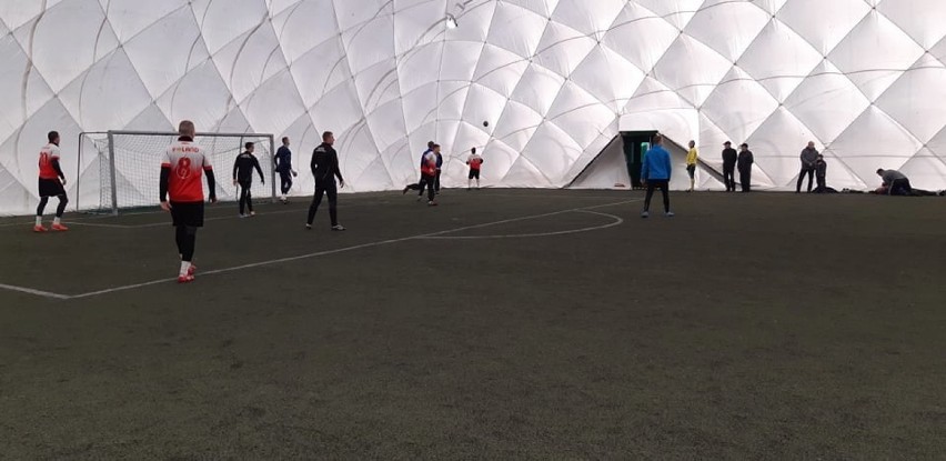VI kolejka Amatorskiej Ligi Piłkarskiej "Zima pod balonem" w Zduńskiej Woli