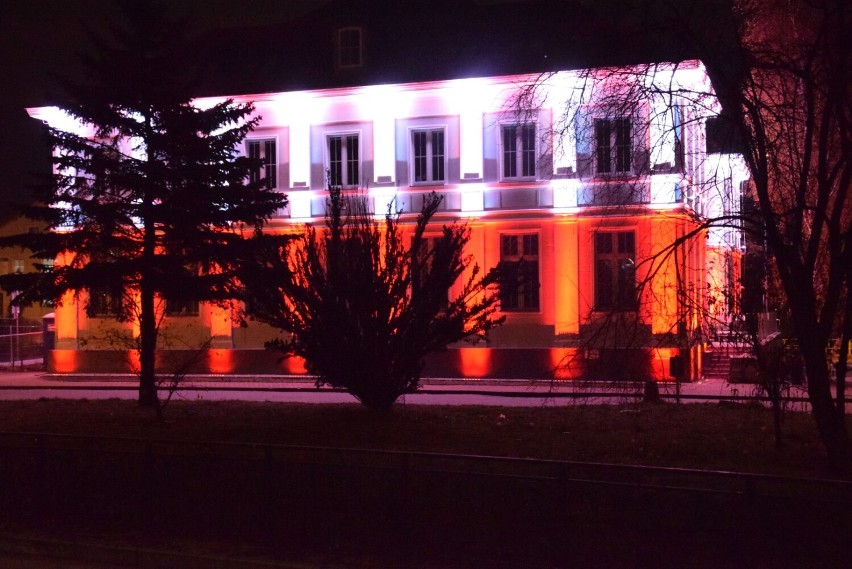 Święto Niepodległości w Pruszczu. Urząd miasta w biało-czerwonych barwach. Zobaczcie zdjęcia!