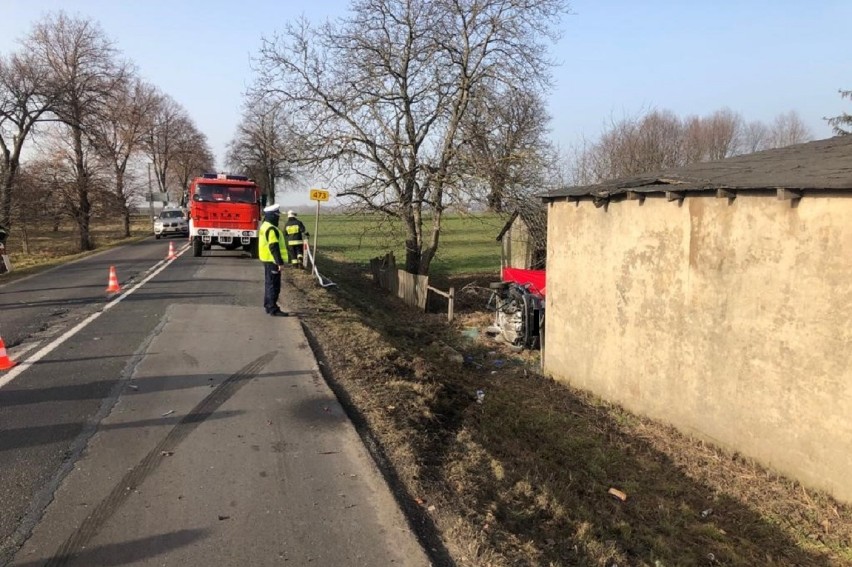 Tragiczny wypadek w Krępie w gminie Poddębice. Dwie ofiary śmiertelne, dwie osoby ranne (zdjęcia)