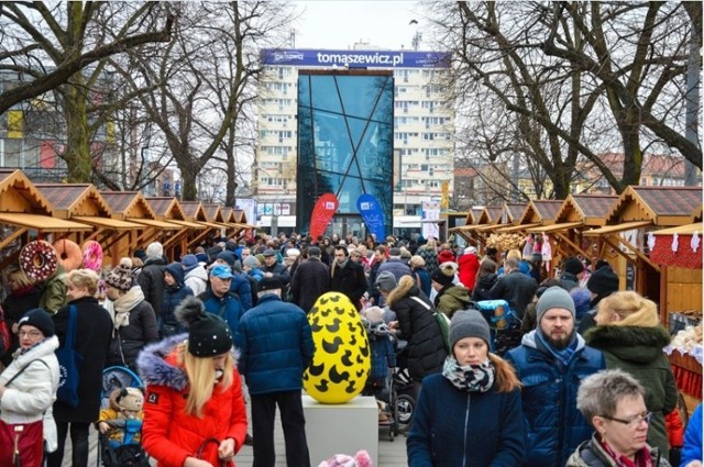 Jarmark Wielkanocny

Najbliższy weekend, tydzień przed świętami wielkanocnymi, w mieście będą odbywać się jarmarki wielkanocne. Jeden będzie na Łasztowni, drugi na Alei Kwiatowej. Oba oferują moc atrakcji dla wszystkich mieszkańców naszego miasta.
Jarmark Wielkanocny odbędzie się w weekend 13 i 14 kwietnia. Wtedy Aleja Kwiatowa wypełni się drewnianymi domkami, w których będziemy mogli kupić wielkanocne stroiki, domowe wędliny, miody, drobne rękodzieło i wiele innych. Stoiska będą czynne w godz. 10.00 - 19.00 w sobotę oraz 10.00 - 18.00 w niedzielę.

Jarmark Wielkanocny, 13-14 kwietnia, Aleja Kwiatowa.