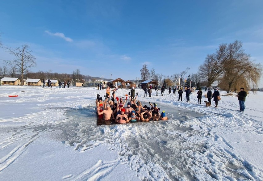 Piękna zimowa aura zachęcała w weekend do aktywności na...