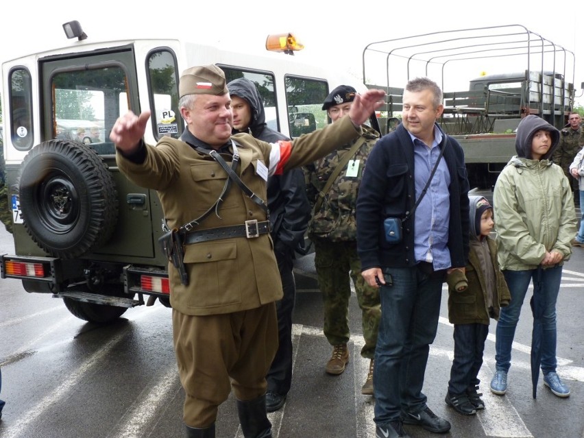 Zlot Pojazdów Militarnych Wapienniki 2012: Parada i pokaz w Radomsku [ZDJĘCIA+FILM]