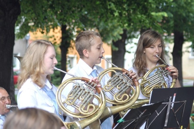 Koncert Orkiestry Dętej z PSM Zbąszyń przy fontannie w Zbąszynku