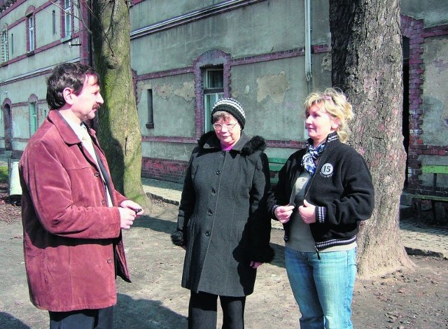 Elżbieta Mrożek (od prawej) i Bogusława Kulesza w rozmowie z radnym powiatowym Jeremim Hołownią